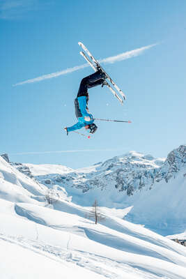Skieur faisant un backflip à Tignes